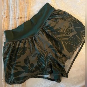 Aerie athletic shorts with built in liner - green tropical